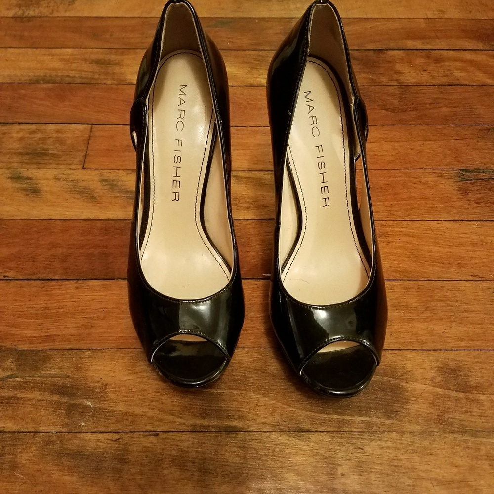 SEXY PATENT LEATHER  PLATFORM HEELS.